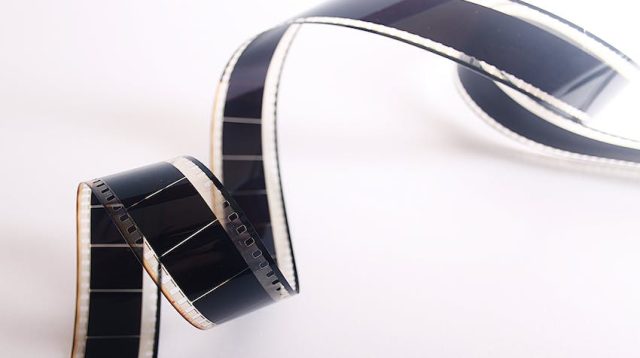 SEJAHTERA.CO - Masa libur sekolah adalah waktu yang tepat untuk mengajak anak mengeksplorasi berbagai cerita dan kisah bersejarah melalui film. Menonton film bersejarah tidak hanya memberikan hiburan, tetapi juga kesempatan untuk memperluas pengetahuan tentang peristiwa penting dalam sejarah. Dalam artikel ini kami akan memberikan rekomendasi film bersejarah untuk ditonton bersama anak di masa libur sekolah yang seru dan menyenangkan. Berikut ini beberapa rekomendasi film yang bisa Anda tonton bersama anak-anak di masa libur sekolah : 1. "The Prince of Egypt" - Genre: Animasi, Sejarah, Drama - Sinopsis: Film ini mengisahkan kisah tentang kehidupan Nabi Musa, mulai dari kelahirannya hingga pembebasan bangsa Israel dari perbudakan di Mesir. Animasinya yang memukau dan musik yang memikat menjadikan film ini sangat menarik untuk ditonton bersama keluarga. 2. "The Young Victoria" - Genre: Sejarah, Drama, Romansa - Sinopsis: Mengisahkan awal kehidupan Ratu Victoria dari Inggris, film ini menyoroti perjalanannya dari seorang putri muda yang naif hingga menjadi salah satu pemimpin paling berpengaruh dalam sejarah Britania Raya. 3. "Holes" - Genre: Petualangan, Drama, Misteri - Sinopsis: Meskipun tidak langsung berkaitan dengan sejarah dunia, film ini menggabungkan unsur sejarah dengan cerita fiksi yang menarik. Kisahnya berpusat pada seorang remaja yang dikirim ke sebuah kamp pemuda di mana dia harus menggali lubang sebagai bagian dari hukuman, dan rahasia di balik tempat tersebut. 4. "Pocahontas" - Genre: Animasi, Musikal, Sejarah - Sinopsis: Berdasarkan kisah nyata, film ini mengangkat cerita Pocahontas, seorang putri suku Indian yang bertemu dengan penjelajah Eropa, John Smith. Selain animasinya yang indah, film ini juga memberikan pengajaran tentang pertemuan budaya yang berbeda dan pentingnya perdamaian. 5. "The Boy in the Striped Pyjamas" - Genre: Drama, Sejarah, Perang - Sinopsis: Meskipun mengangkat tema yang berat, film ini mengisahkan tentang persahabatan tak terduga antara dua anak laki-laki dari latar belakang yang sangat berbeda selama Perang Dunia II. Film ini dapat membuka diskusi penting tentang toleransi, persahabatan, dan perang. 6. "Remember the Titans" - Genre: Drama, Olahraga, Sejarah - Sinopsis: Berdasarkan kisah nyata, film ini menceritakan tentang integrasi rasial dalam tim sepak bola Amerika Serikat pada tahun 1971. Cerita ini tidak hanya menginspirasi tetapi juga mengajarkan nilai-nilai seperti persatuan, keadilan, dan kesetiaan. 7. "The Sound of Music" - Genre: Musikal, Drama, Sejarah - Sinopsis: Meskipun lebih mengarah ke fiksi, film ini terinspirasi dari kisah nyata keluarga von Trapp di Austria pada masa pendudukan Nazi. Musik yang luar biasa dan pesan-pesan moral membuat film ini sangat cocok untuk ditonton bersama keluarga. Dengan menonton film bersejarah ini bersama, Anda tidak hanya memberikan hiburan bagi keluarga tetapi juga membantu memperluas wawasan sejarah anak dengan cara yang menarik dan mendidik. Semoga libur sekolah ini menjadi momen berharga bagi keluarga Anda!