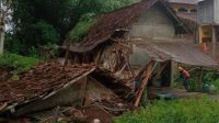 Diterpa Hujan Disertai Angin Kencang, Satu Rumah Kelurahan Ngantru Trenggalek Ambruk