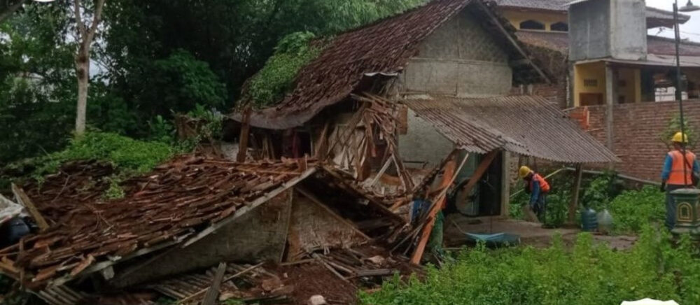 Diterpa Hujan Disertai Angin Kencang, Satu Rumah Kelurahan Ngantru Trenggalek Ambruk