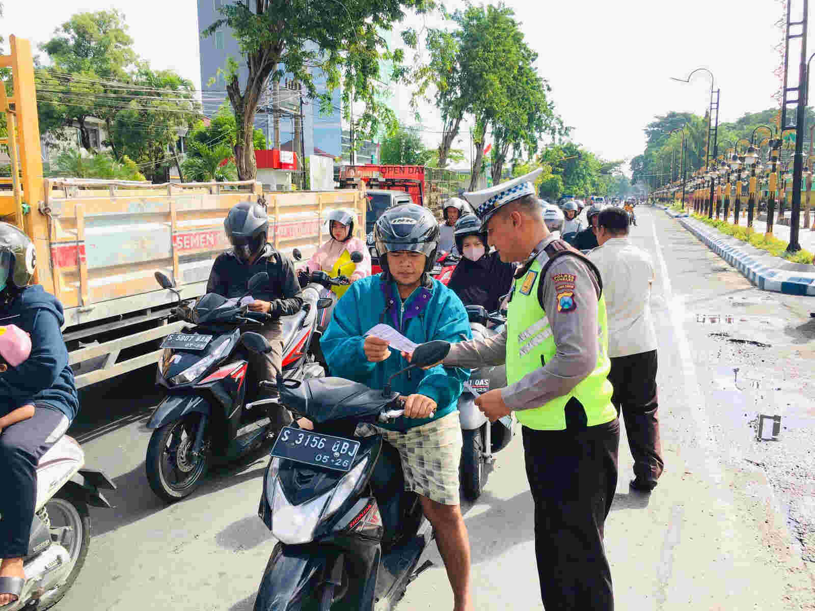 Kurangi Angka Kecelakaan, Satlantas Polres Jombang Turun ke Jalan, Edukasi Keselamatan Berlalu Lintas