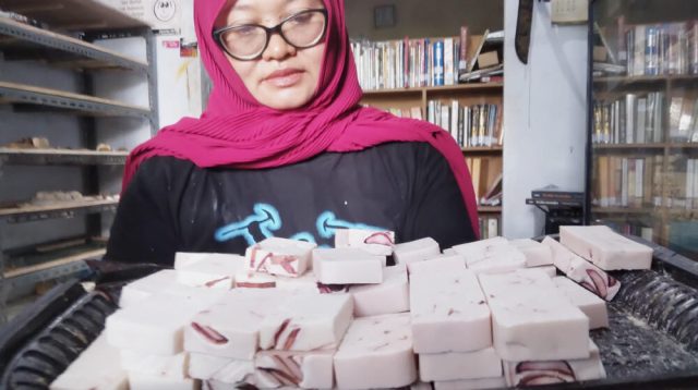 Khomsatun, Ibu Rumah Tangga Memproduksi Sabun Alami Berbahan Rempah Yang Ramah Lingkungan