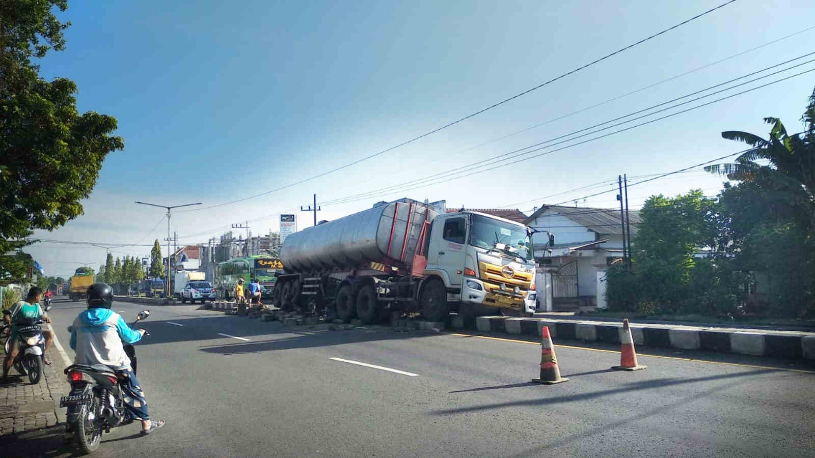 Truk Tangki Tabrak Median Jalan di By Pass Nganjuk, Ternyata ini Pemicunya