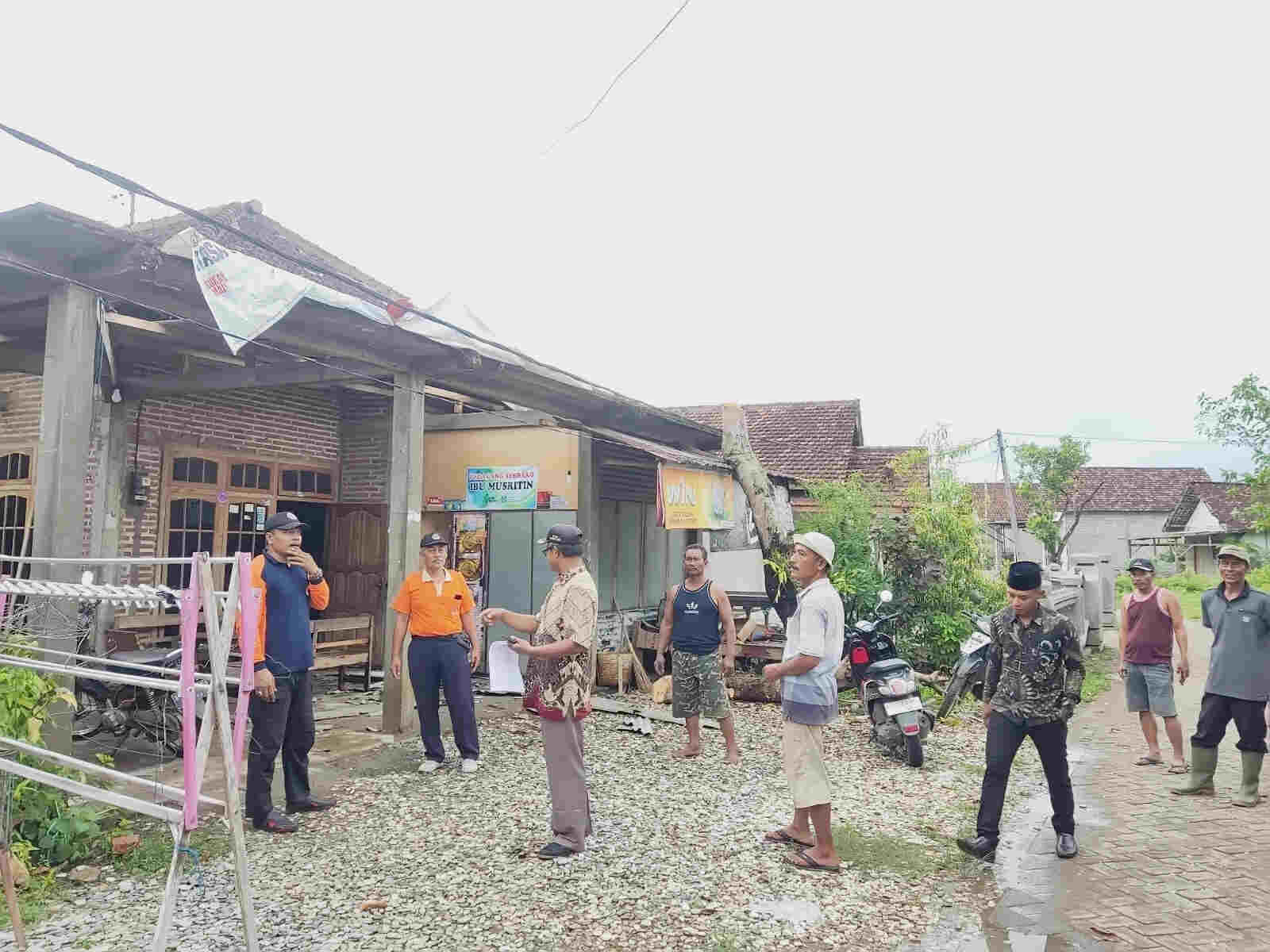 Imbas Angin Puting Beliung, 25 Rumah di Desa Wates Kecamatan Campurdarat Tulungagung Rusak