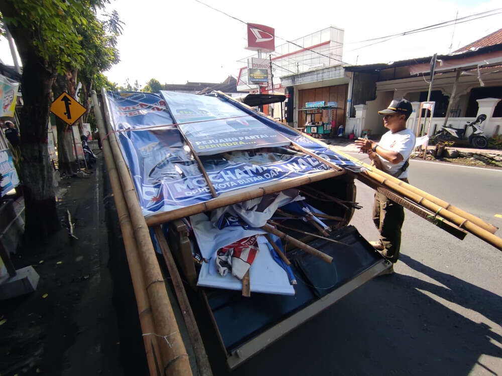 Melanggar Aturan, APK Parpol-Caleg Diturunkan