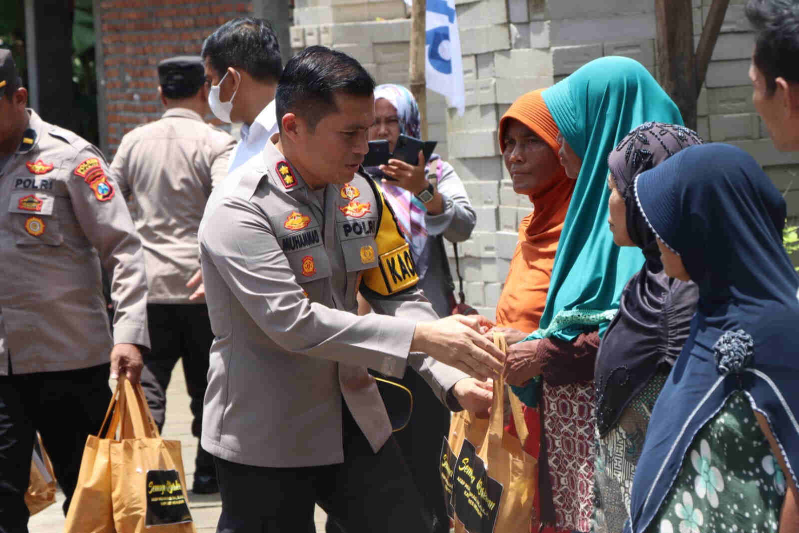 Korban Puting Beliung di Jatikalen Dapat Bantuan Sembako dari Polres Nganjuk dan Kodim 0810