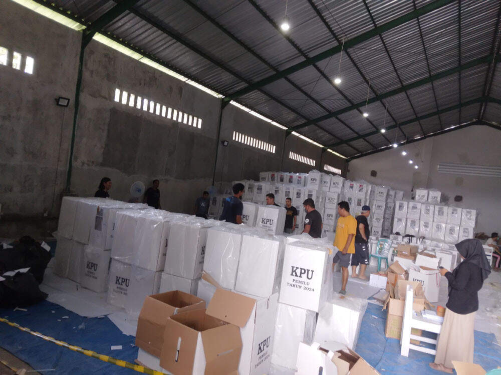 Jelang Coblosan, KPU Kota Bliitar Segel Kotak Suara