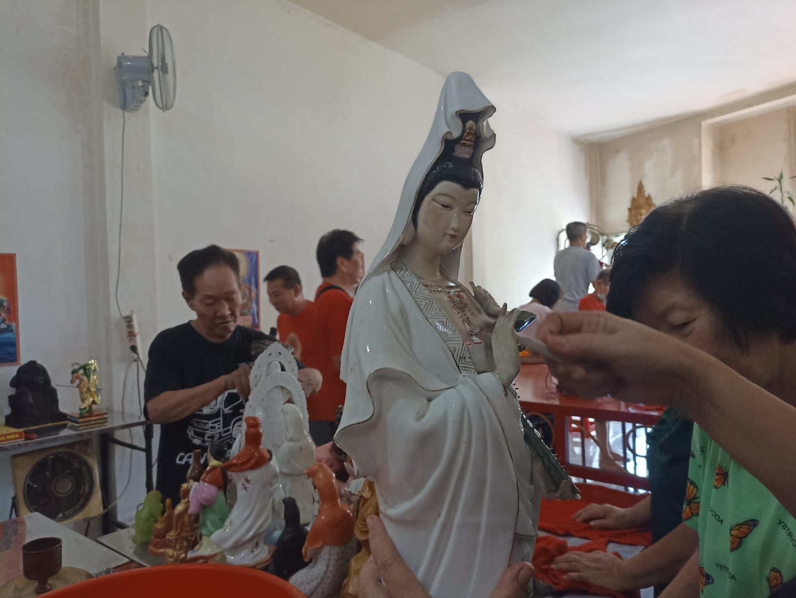 Patung Dewa Dimandikan, Jelang Imlek di Poo An Kiong Blitar