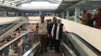 Resmikan Pasar Kertosono Baru, Gubernur Khofifah Jajal Eskalator