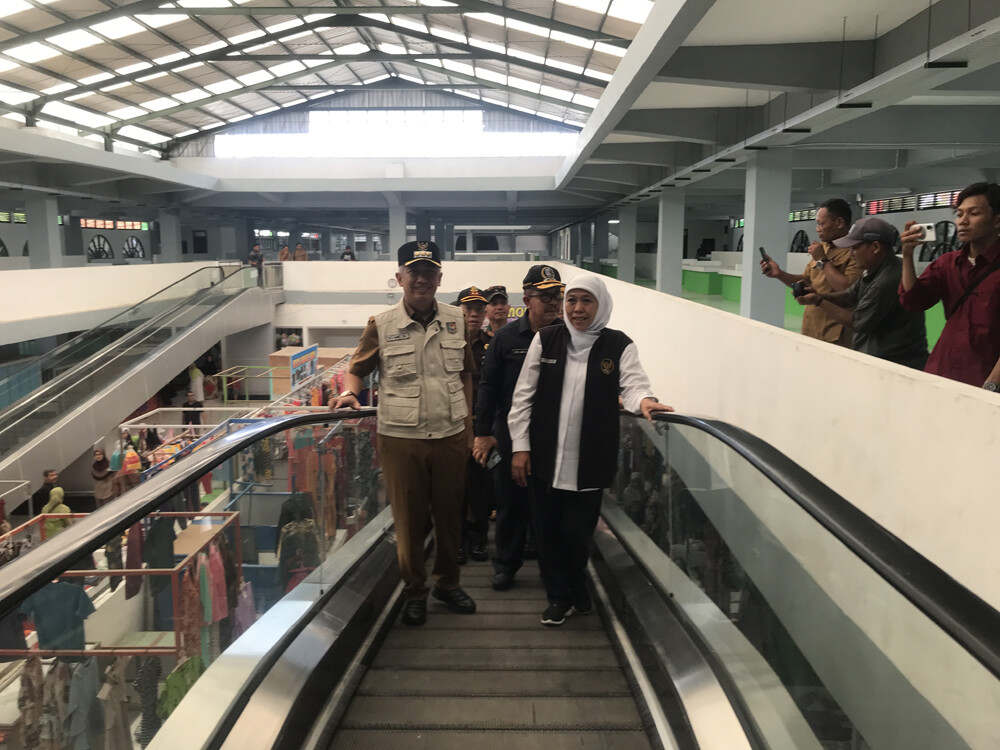 Resmikan Pasar Kertosono Baru, Gubernur Khofifah Jajal Eskalator