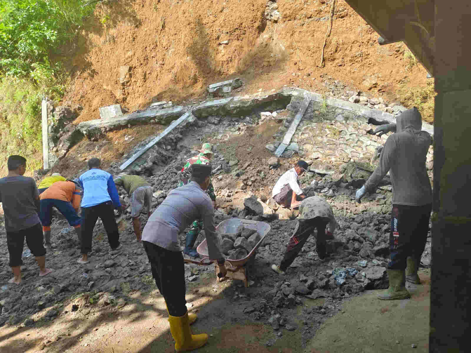 Tanah Gerak Dampak Cuaca Ekstrem di Kabupaten Trenggalek Patut Diwaspadai