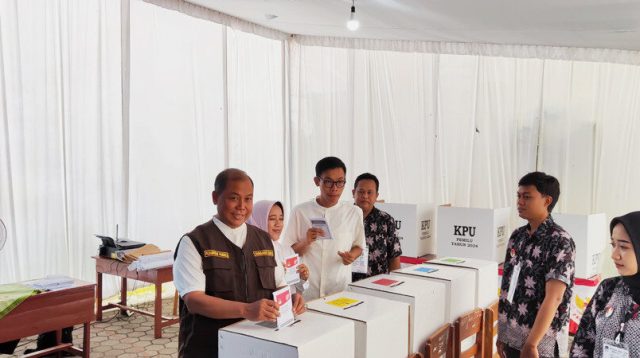 Nyoblos di TPS 1, Pj Bupati Jombang Dapat Satu Surat Suara