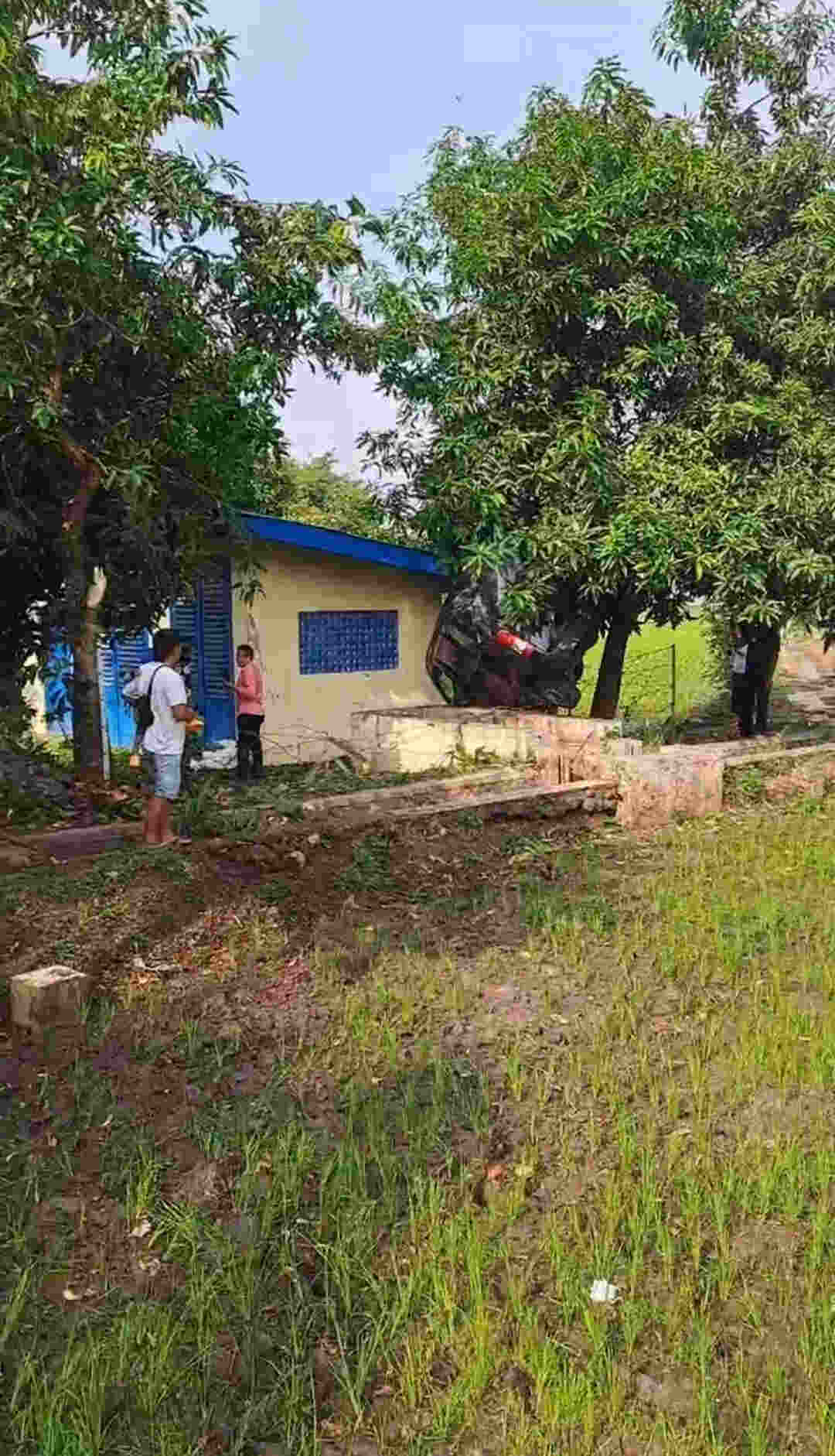 Sopir Berhalusinasi, Minibus di Ponorogo Jumping Terjepit di Pohon