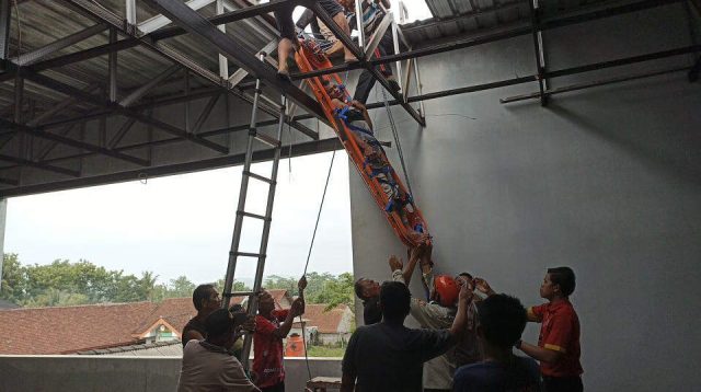 Perbaiki Atap Minimarket di Blitar, Kelenger Tersengat Listrik