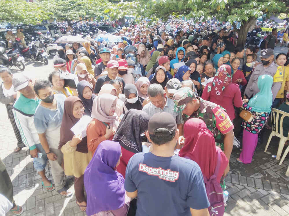 Operasi Pasar Beras Murah Kota Blitar Diserbu Pembeli