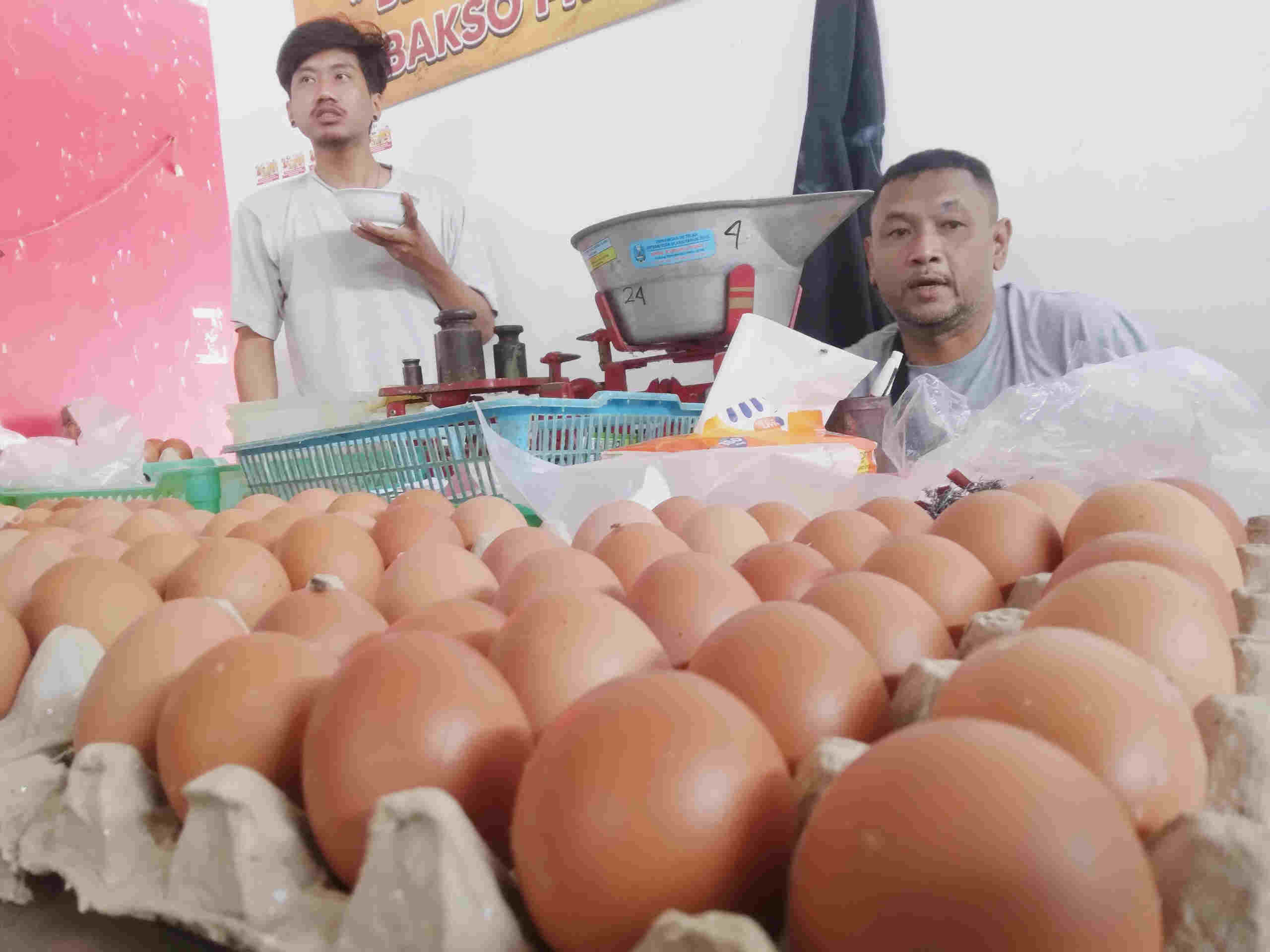 Pembeli Telur Nggrundel, Seminggu Harga Naik Tiga Kali, Ini Penyebabnya