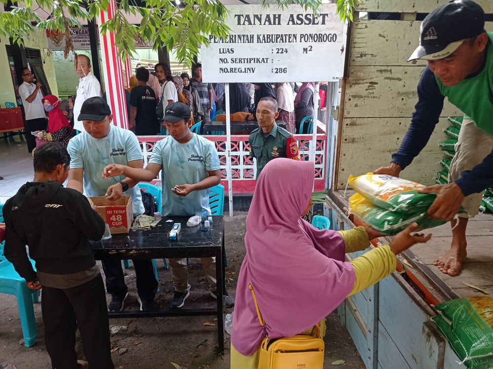 Tekan Harga Beras, Bulog Ponorogo Gelontor Beras SPHP 8 Ton