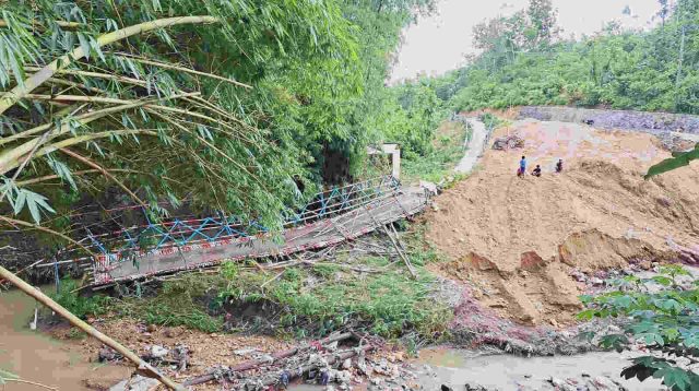 Jembatan Alternatif Putus, Warga Desa Dawuhan Kabupaten Blitar Memutar Sejauh Lima Kilometer