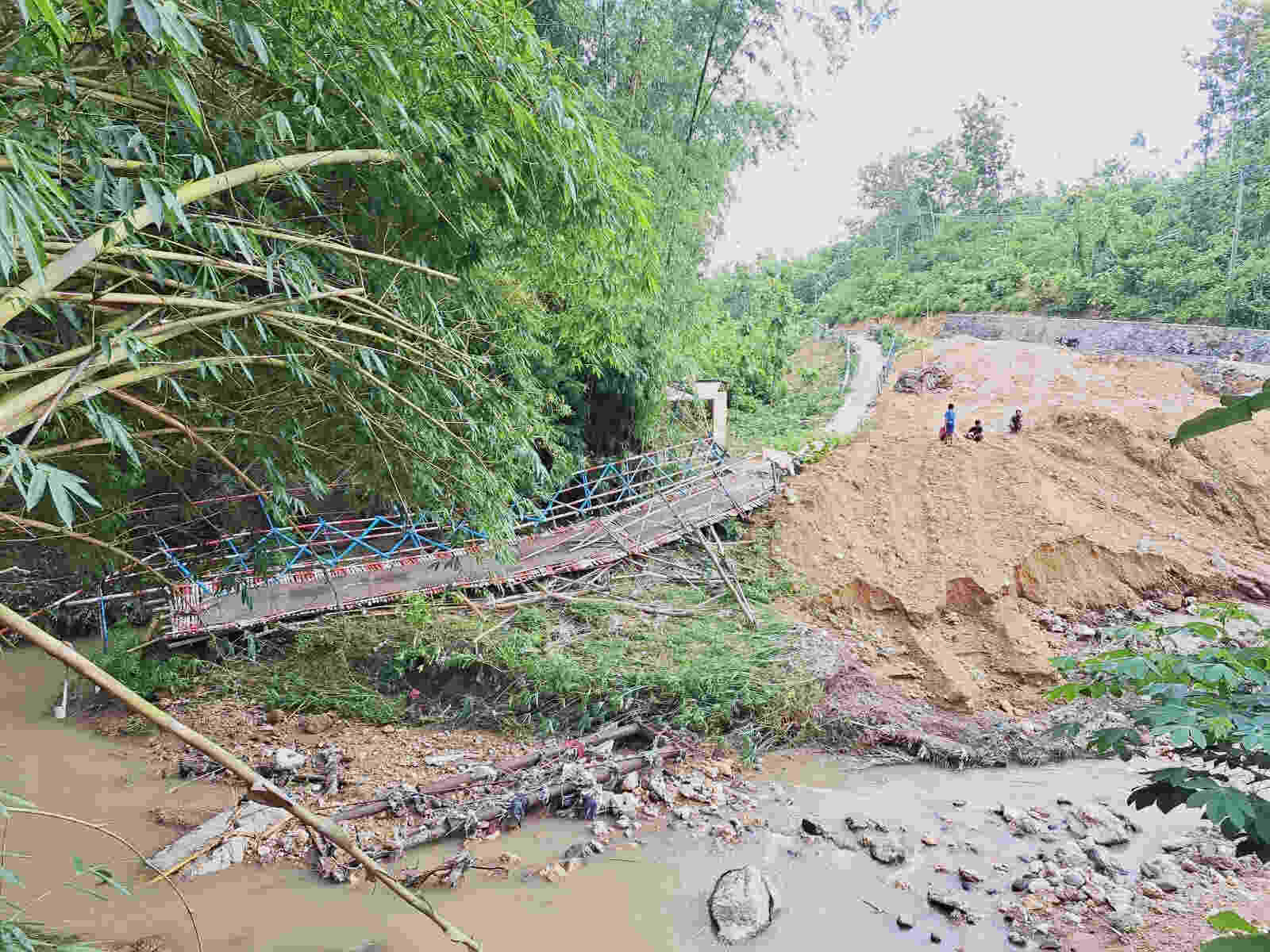 Jembatan Alternatif Putus, Warga Desa Dawuhan Kabupaten Blitar Memutar Sejauh Lima Kilometer