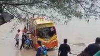 Viral…!, Mobil Wisatawan Tergelincir ke Laut Pantai Mutiara Trenggalek