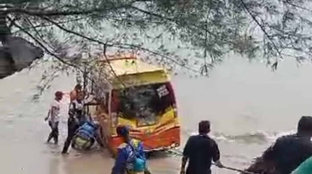 Viral…!, Mobil Wisatawan Tergelincir ke Laut Pantai Mutiara Trenggalek