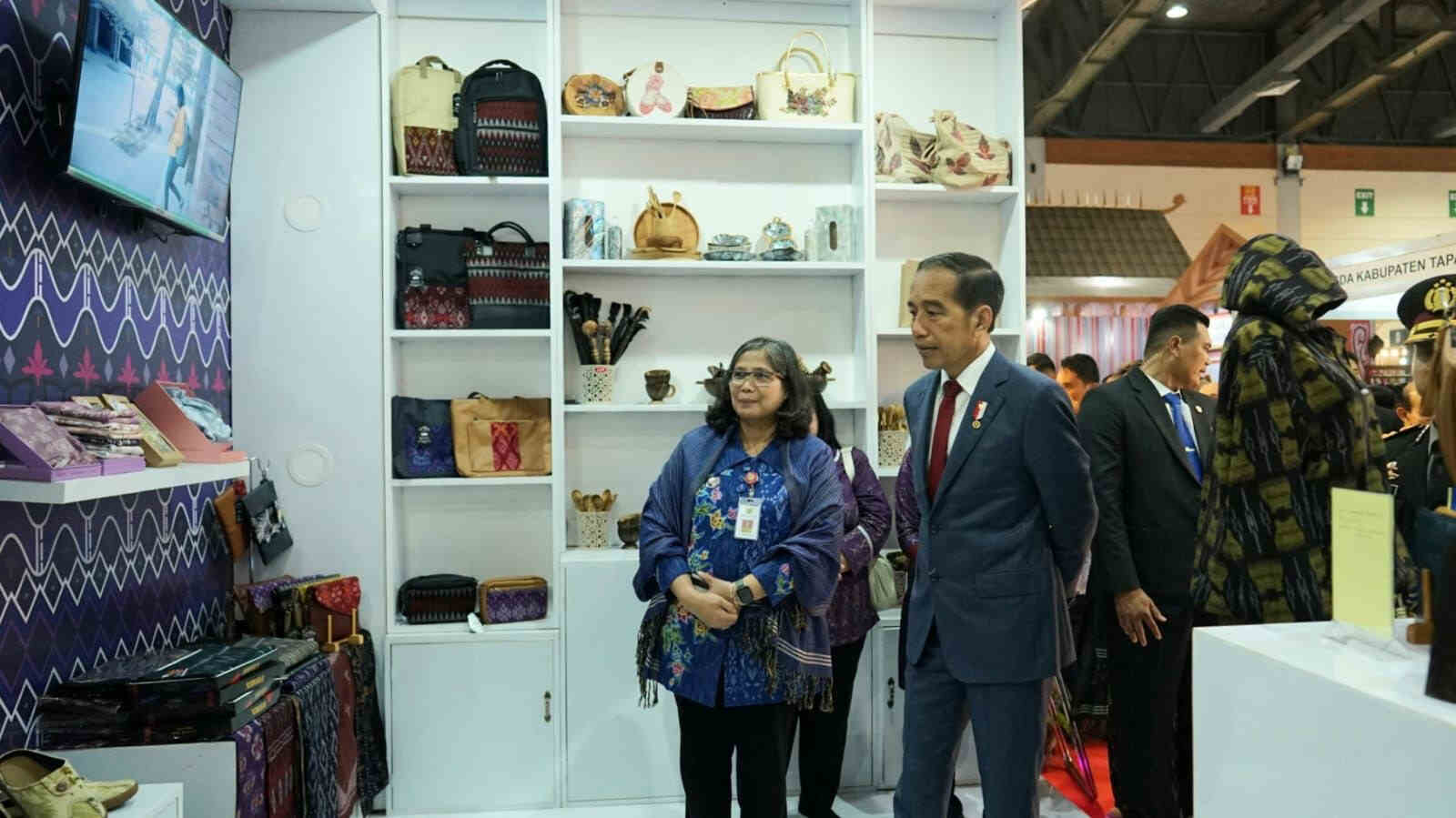 Presiden Jokowi Kunjungi Booth Inacraf Kota Kediri, Pj Walikota Zanariah Harap Tambah Semangat UMKM Jaga Kualitas Produk