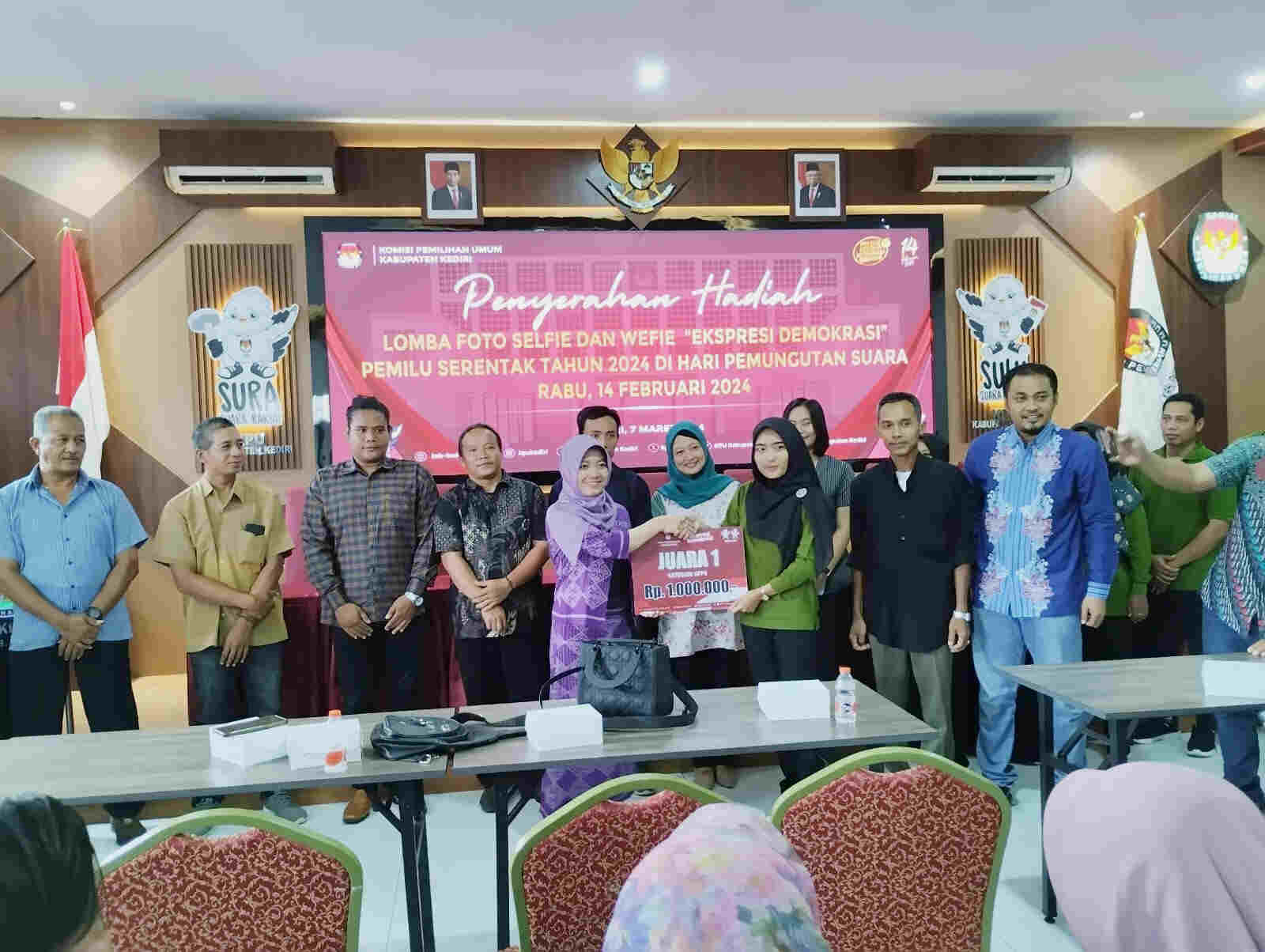 KPU Kabupaten Kediri Serahkan Hadiah Kepada Pemenang Lomba Foto Ekspresi Demokrasi