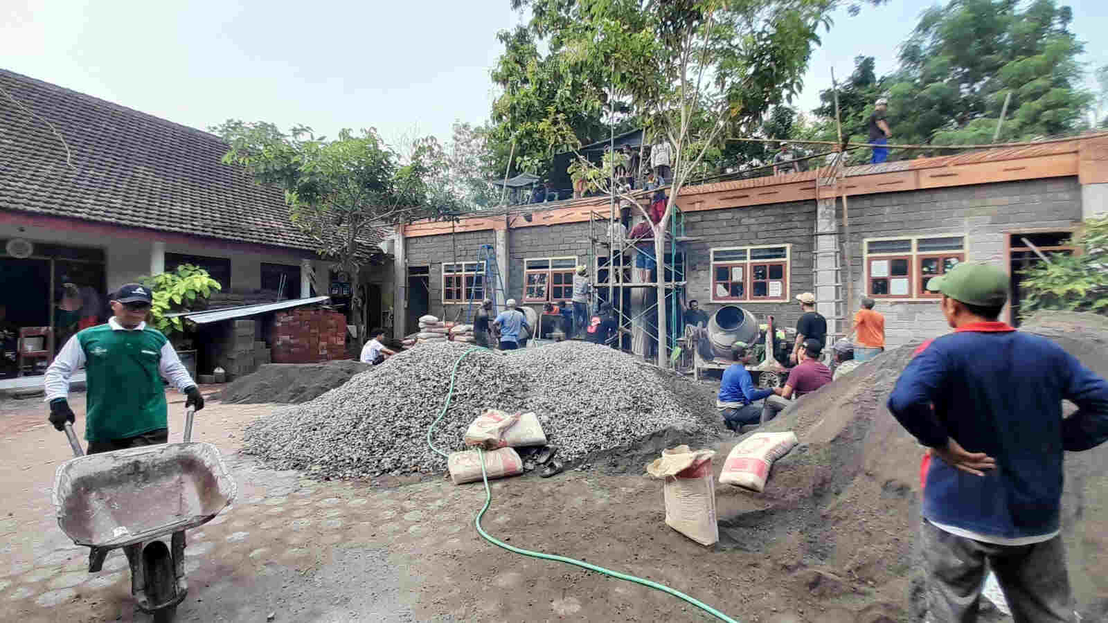 Warga Gotong royong Pengecoran Gedung MI Fathul Huda Kediri