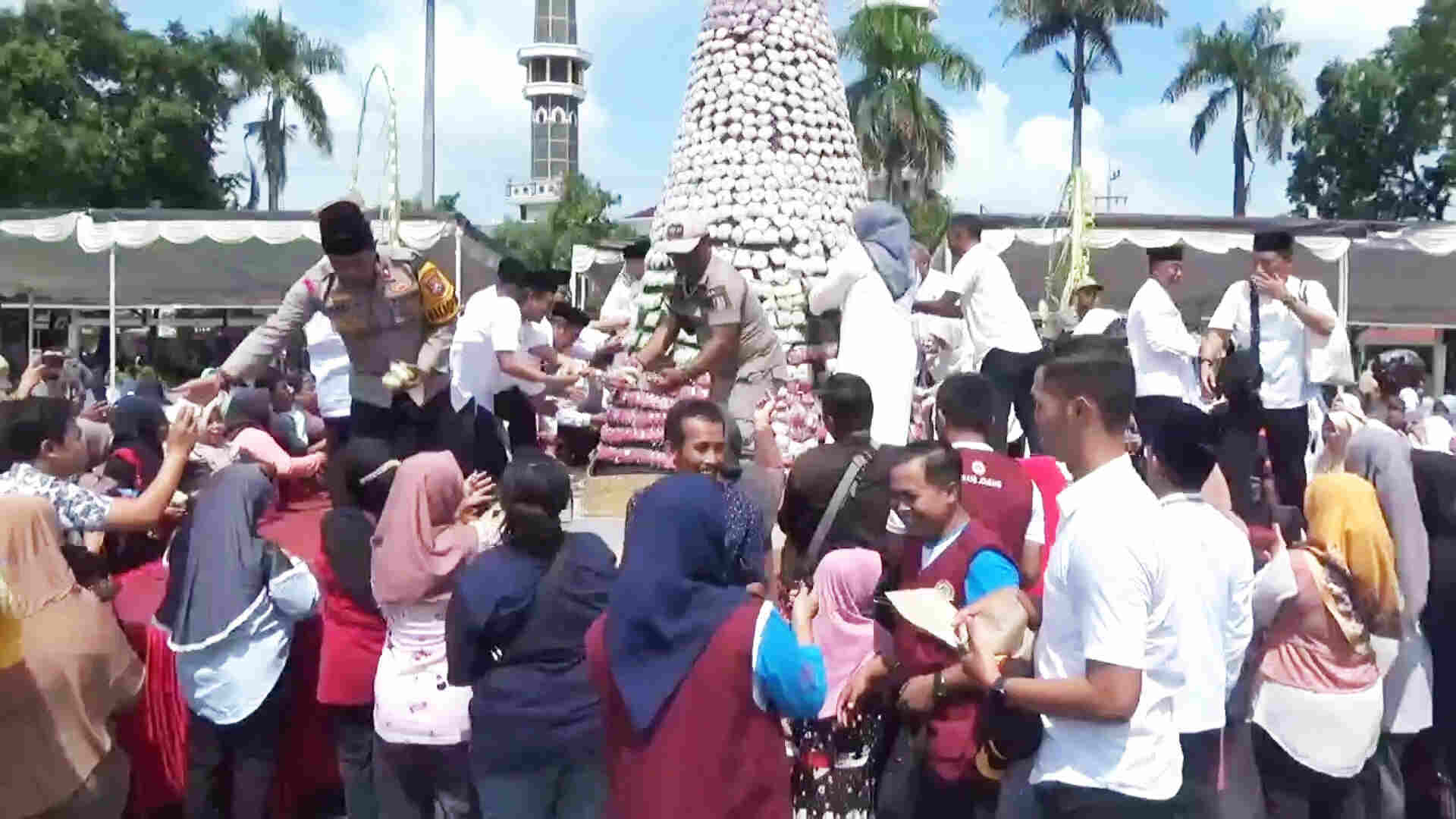 Hebohnya Sambut Ramadan, Warga Jombang Berebut Gunungan Apem