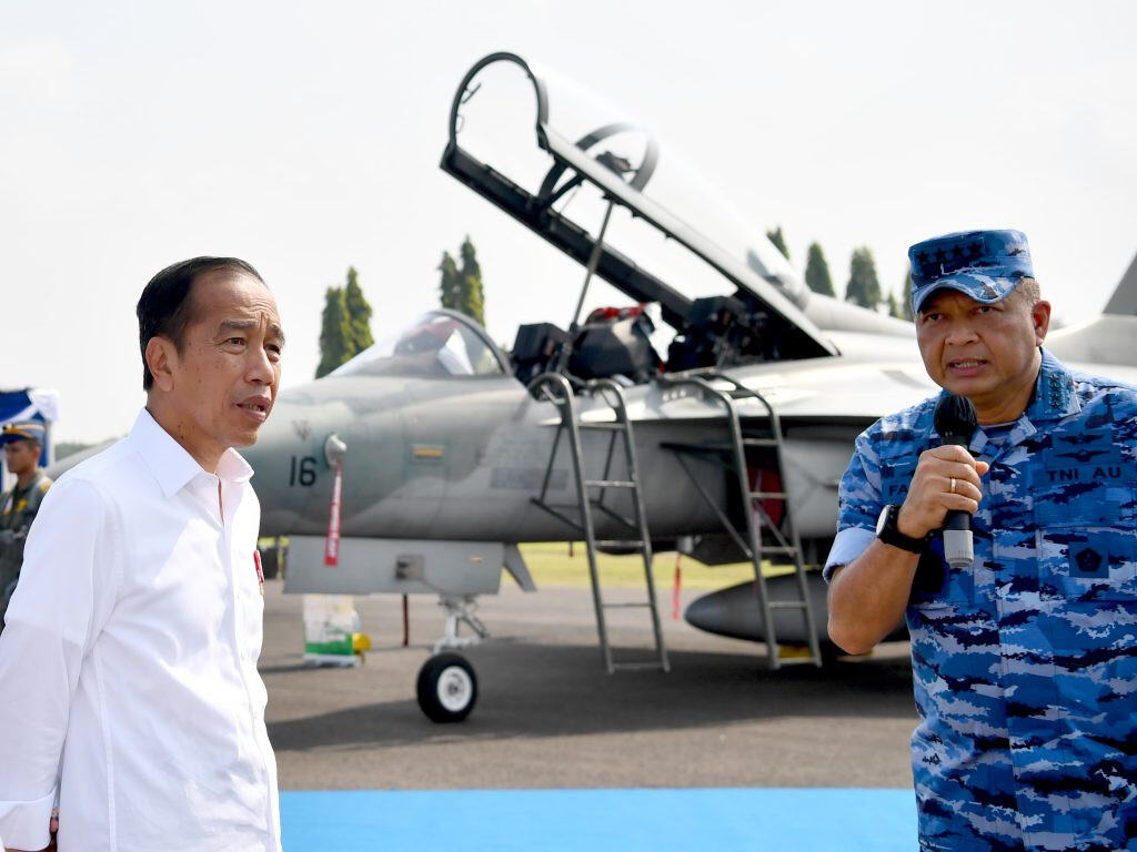 Presiden Jokowi Tinjau Kesiapan Alutsista di Pangkalan TNI AU Iswahyudi, Dipameri Kecanggihan dan Kemampuan Dua F-16