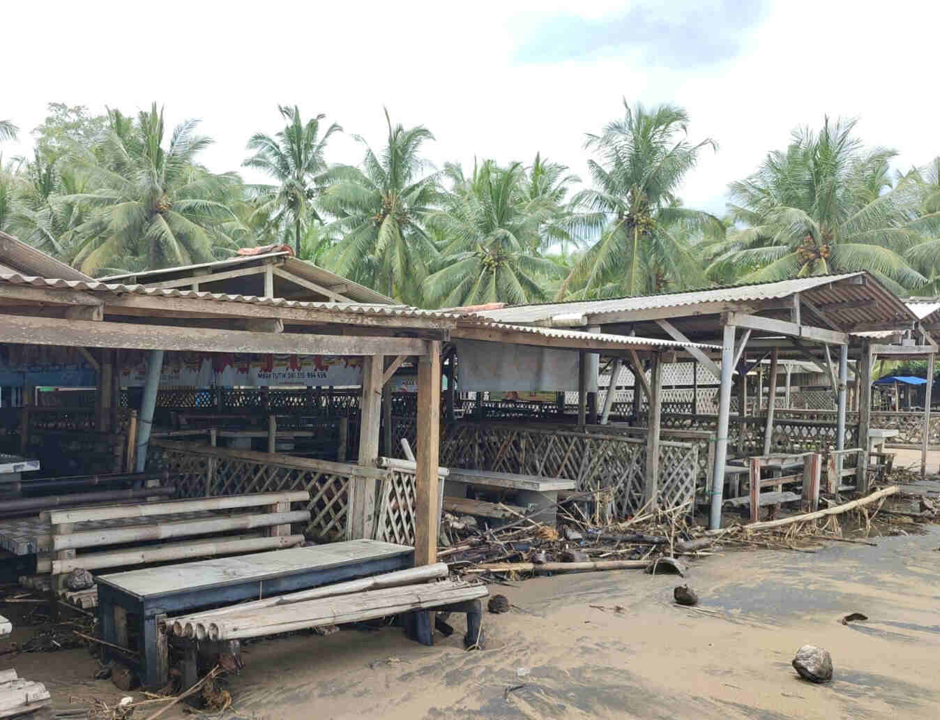 Banjir Rob Landa Pesisir Selatan Trenggalek, Warung Warga Alami Kerusakan