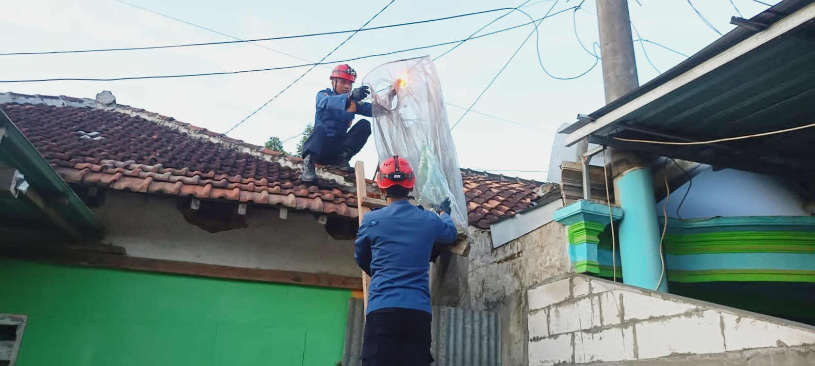 Balon Udara Nyaris Bakar Rumah di Kabupaten Trenggalek, Dievakuasi Tim Wisanggeni