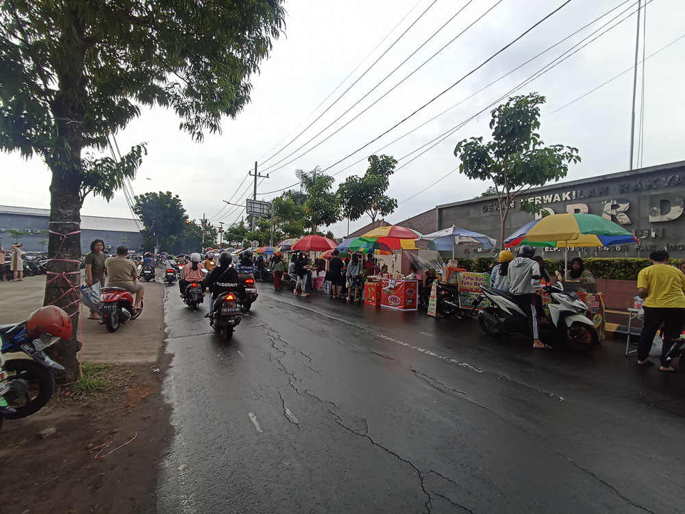 Taman Bundaran DPRD Kota Madiun Dipadati Pengunjung saat Ngabuburit