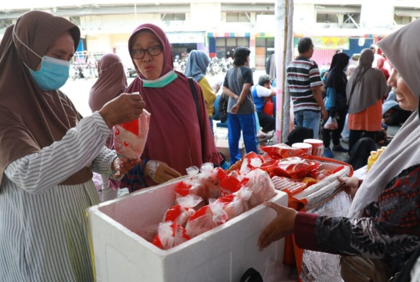 Rela Antre Sejak Pagi, Warga Kota Madiun Serbu Gerakan Pangan Murah