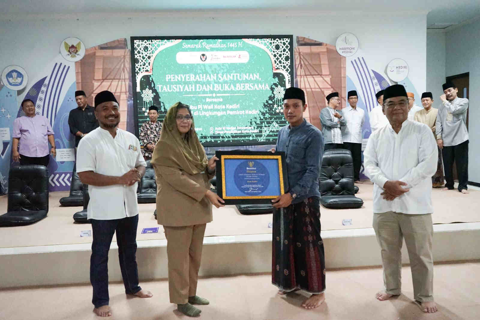 Kota Kediri Berhasil Raih Sertifikat Adipura, Pj Walikota Zanariah Apresiasi Kolaborasi Jaga Kebersihan Lingkungan