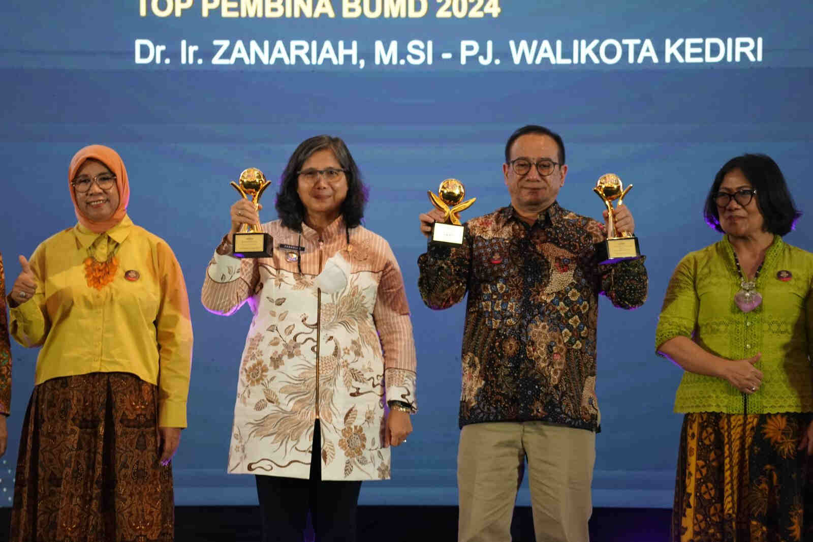 RSUD Gambiran dan Perumda BPR Kota Top BUMD Award 2024 Bintang 4, Pj Wali Kota Kediri Terima Penghargaan
