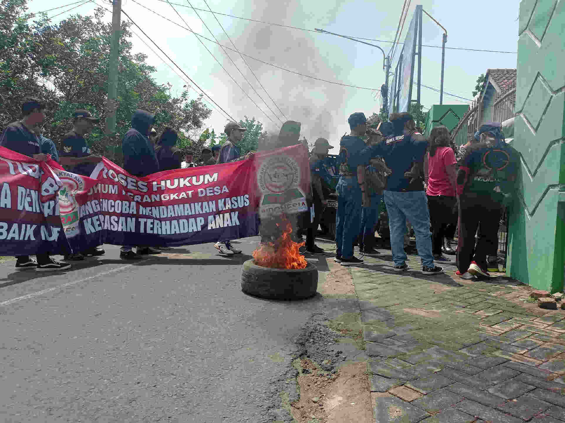 Dugaan Upaya Pelecehan Seksual, Balai Desa di Badal Pandean Kediri Didemo
