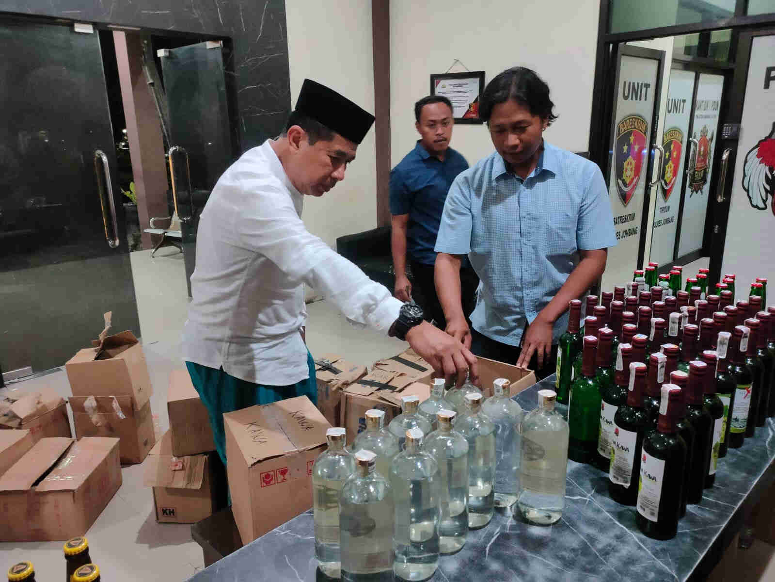 Ratusan Botol Miras di Jombang Disita