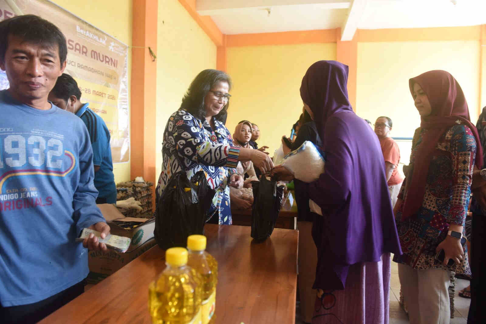 Pj Wali Kota Kediri Lihat Langsung Animo Masyarakat untuk Belanja di OPM Hari Terakhir