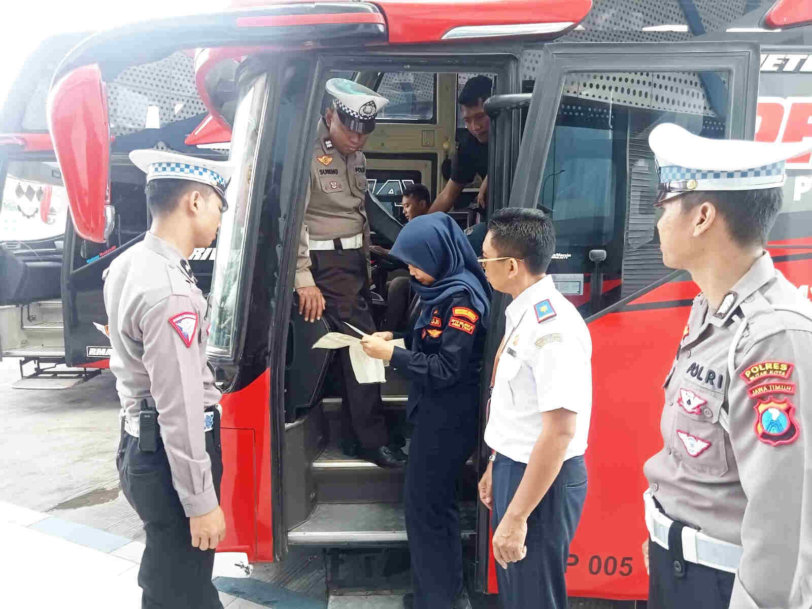 Cek Puluhan Bus Lebaran, Kepala Terminal Tipe A Patria Blitar Pelototi Kelayakan Unit