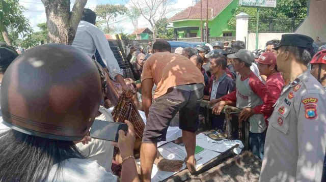 Diduga Hirup Gas Beracun, Bapak-Anak di Blitar Tewas di Sawah