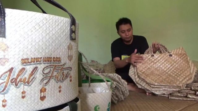 Cocok untuk Parcel Lebaran, Pengrajin Tas Anyaman Pandan di Kabupaten Jombang Banjir Pesanan