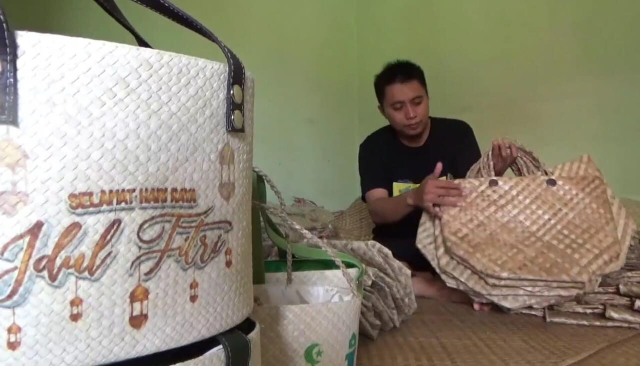 Cocok untuk Parcel Lebaran, Pengrajin Tas Anyaman Pandan di Kabupaten Jombang Banjir Pesanan