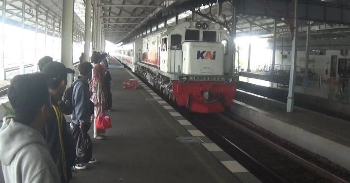 Jelang Lebaran, Penumpang Kereta Api Melonjak, Ini Kata Kepala Stasiun Jombang