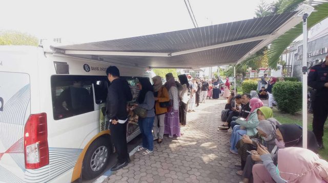 Demi Uang Baru, Warga Ponorogo Rela 3 Jam Menunggu Mobil Kas Keliling