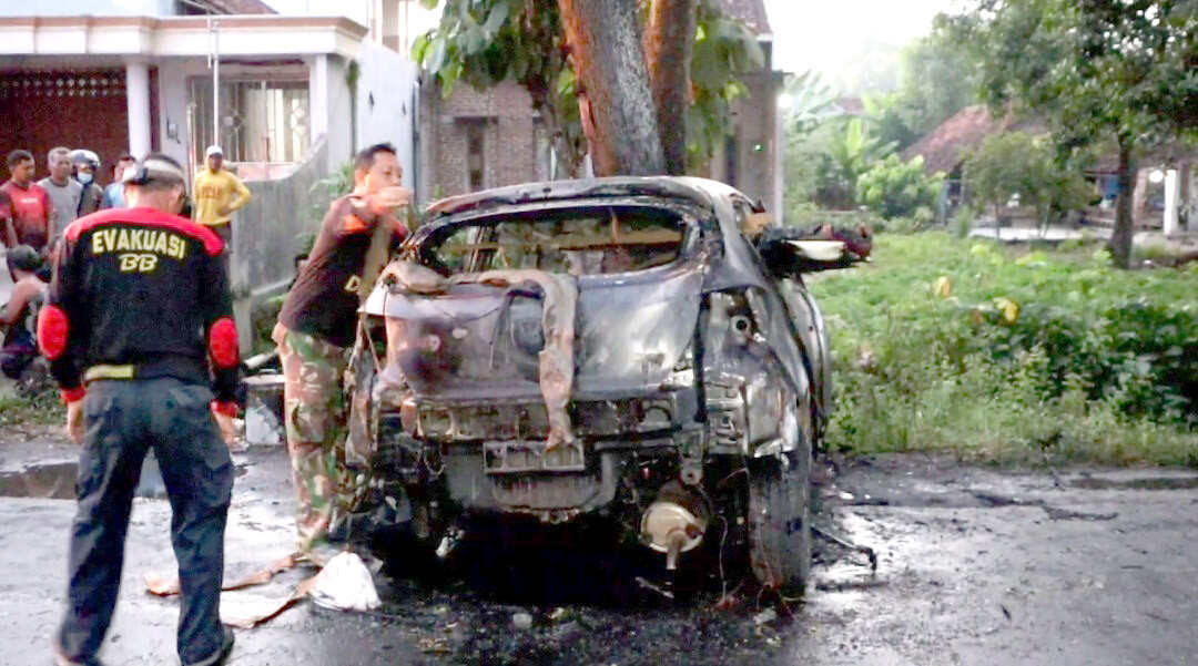 Mobil di Ponorogo Terbakar, usai Menabrak Pohon, Pengendara dan Penumpang Tewas