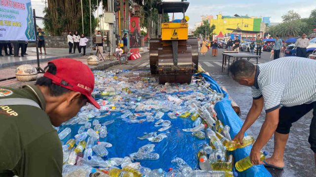 Ribuan Botol Isi Miras Hasil Sitaan Operasi Pekat Dimusnahkan, Kapolres Blitar Kota: Berharap Lebaran Kondusif