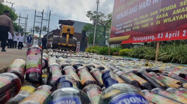 Berpotensi Sebabkan Gangguan Kamtibmas, Polres Tulungagung Musnahkan 2.830 Botol Isi Miras dan 200 Knalpot Brong