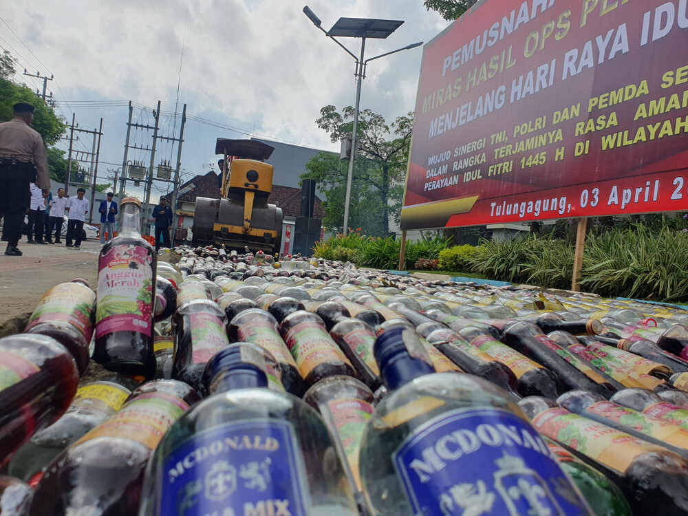 Berpotensi Sebabkan Gangguan Kamtibmas, Polres Tulungagung Musnahkan 2.830 Botol Isi Miras dan 200 Knalpot Brong