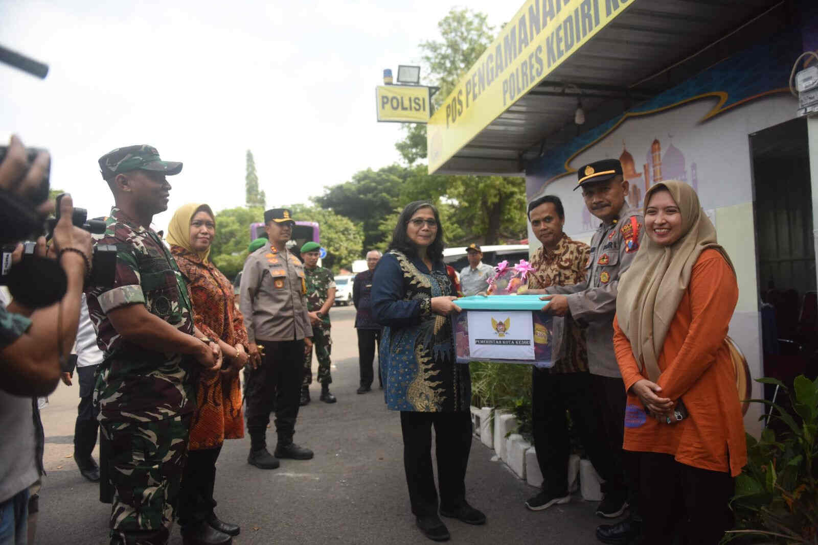 Cek Kesiapan Pos Pengamanan Lebaran Islam 2024, Pj Wali Kota Kediri Minta Petugas Juga Perhatikan Kesehatan