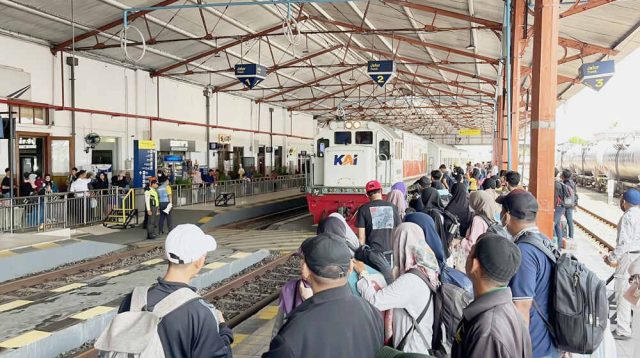 Stasiun Jombang Dipadati Penumpang, Minggu, Puncak Arus Balik, Ini Catatan Manager Humas PT KAI Daop 7 Madiun